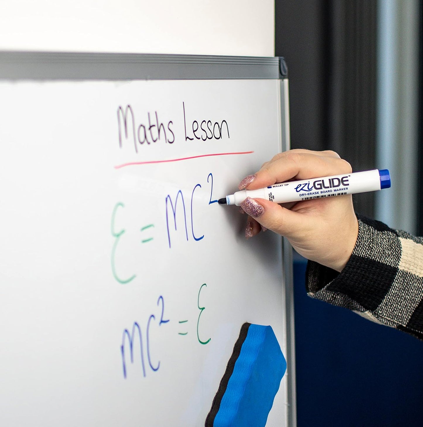 Assorted Bullet Tip Drywipe Whiteboard Pens, Pack of 4 Assorted Colour Markers, No Residue Ink, Hard-wearing Fibre Medium Bullet Tip Dry Wipe Pen, Black, Red, Blue and Green